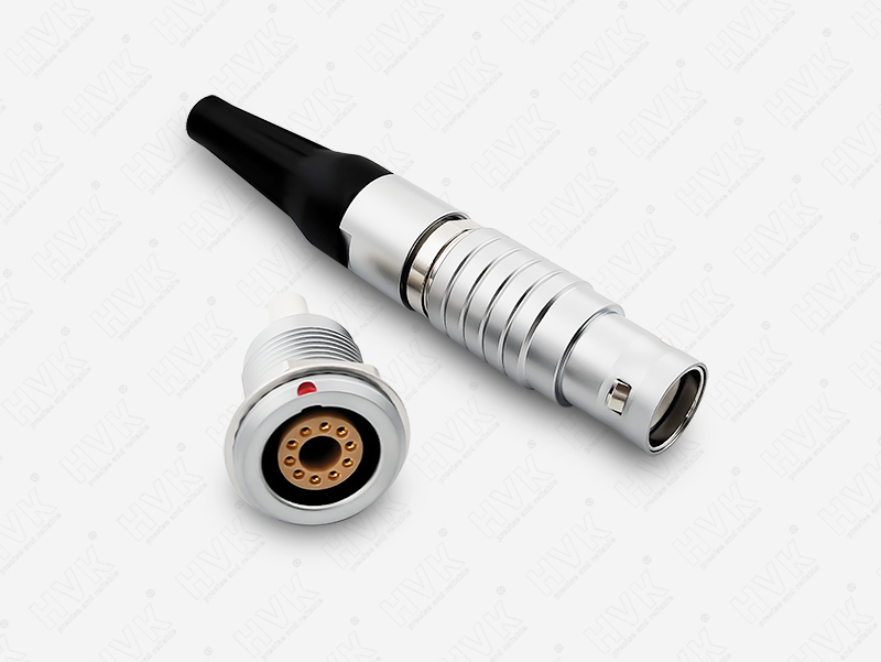 圓形航空插頭的位置是否易于維修和更換？